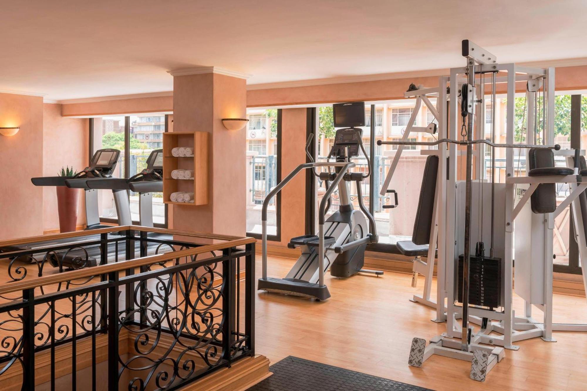 Sheraton Pretoria Hotel Extérieur photo The gym at the hotel