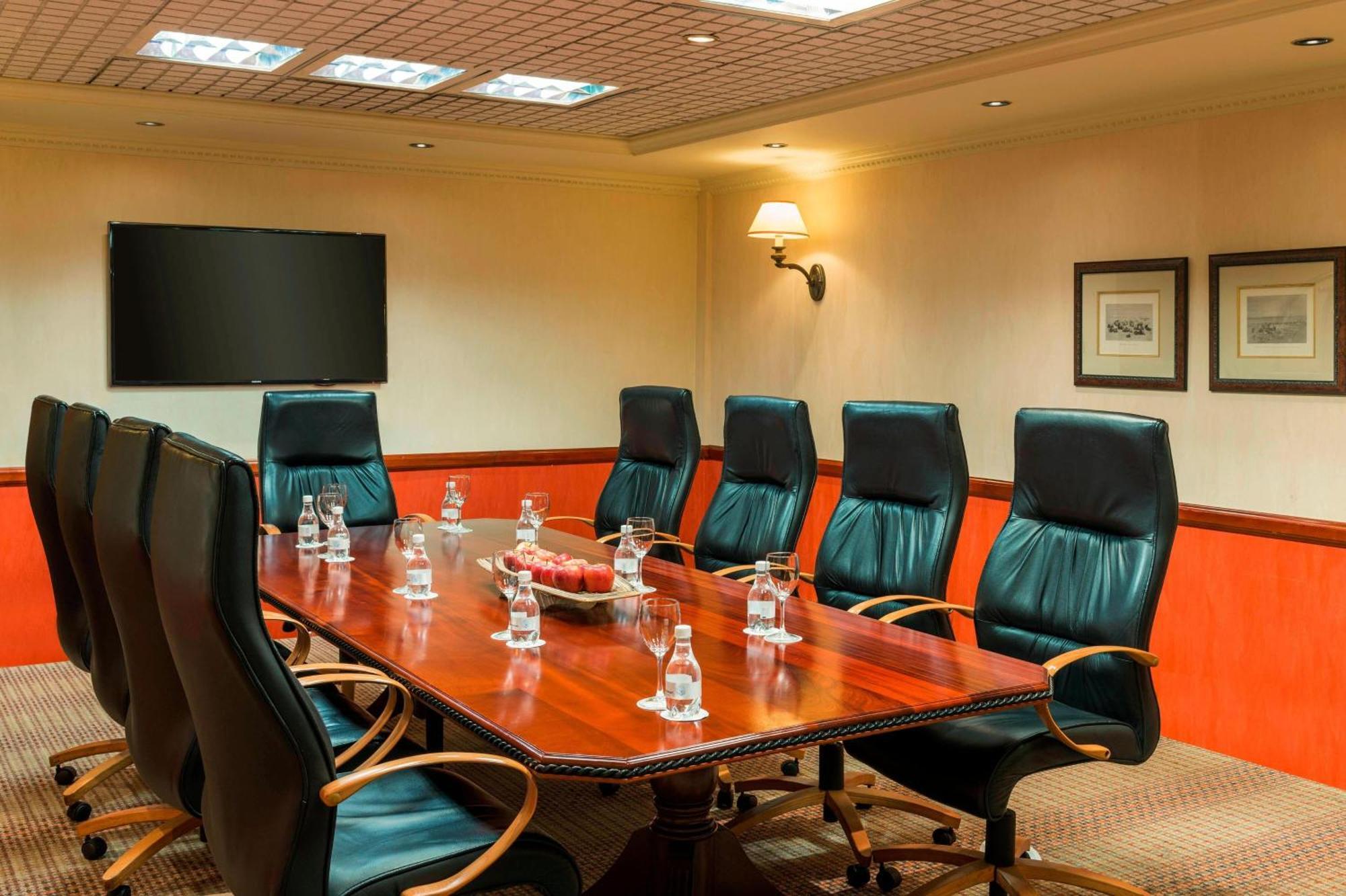 Sheraton Pretoria Hotel Extérieur photo Boardroom at the Hilton London Heathrow