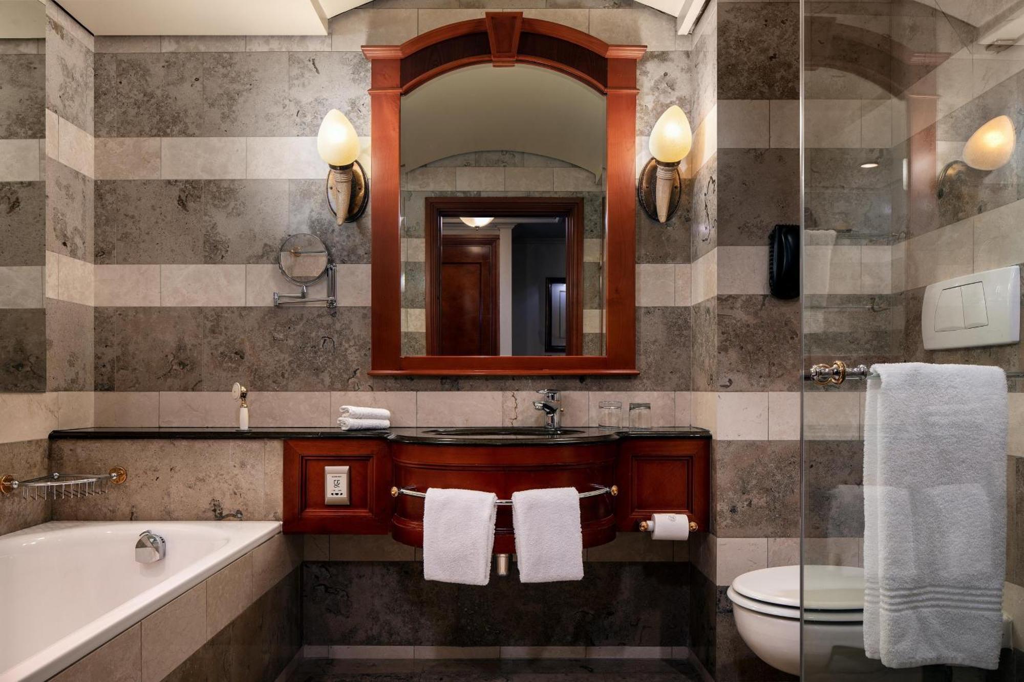 Sheraton Pretoria Hotel Extérieur photo A bathroom