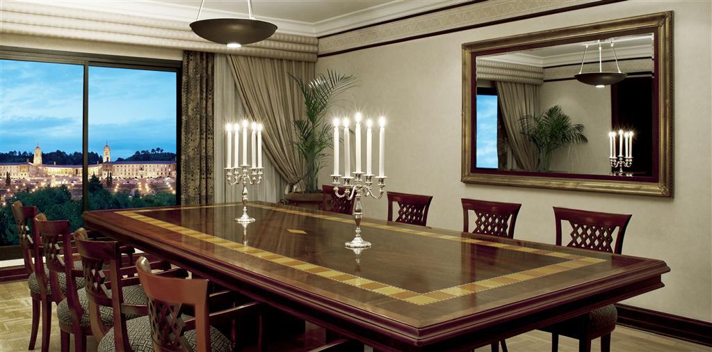 Sheraton Pretoria Hotel Chambre photo A dining room