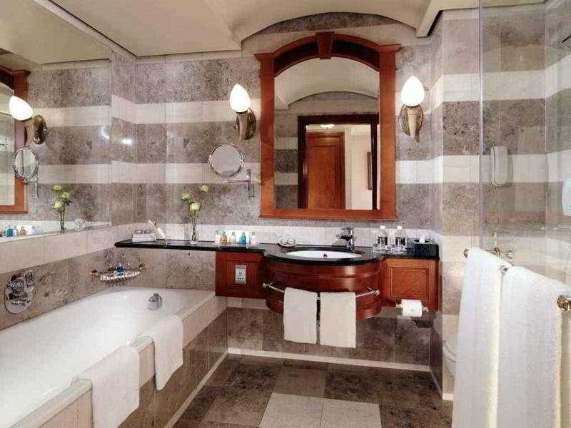 Sheraton Pretoria Hotel Extérieur photo A bathroom